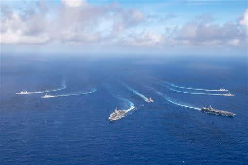  美軍派出雙航母，遠赴南海集結執行任務。（圖／翻攝自太平洋艦隊臉書）