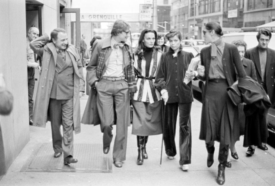 Businessman Pierre Berge, Designers Yves Saint Laurent, Diane Von Furstenberg, Socialite Bianca Jagger and Model Marina Schiano at LaGrenouille in New York on November 11, 1974. (Photo by Peter Simins/WWD/Penske Media via Getty Images)