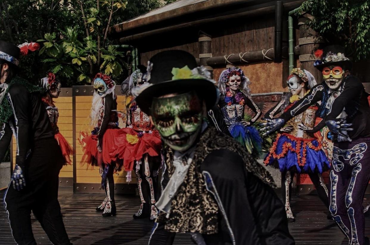 The mass-marketing of the Day of the Dead is evident in the costumes that people buy for the day. <a href="https://www.gettyimages.com/detail/photo/people-in-traditional-costume-celebrating-day-of-royalty-free-image/565802883?adppopup=true" rel="nofollow noopener" target="_blank" data-ylk="slk:Man Hon Lam / EyeEm Getty Images;elm:context_link;itc:0;sec:content-canvas" class="link "> Man Hon Lam / EyeEm Getty Images</a>