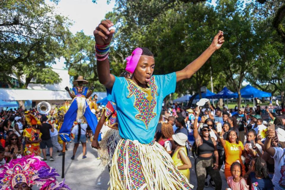 Un Mocko Jumbie con zancos baila al ritmo de la música de la banda Junkanoo durante un desfile en The Coconut Grove Bahamian Goombay Festival, en Elizabeth Virrick Park en Coconut Grove, la Florida, el domingo 12 de junio de 2022.