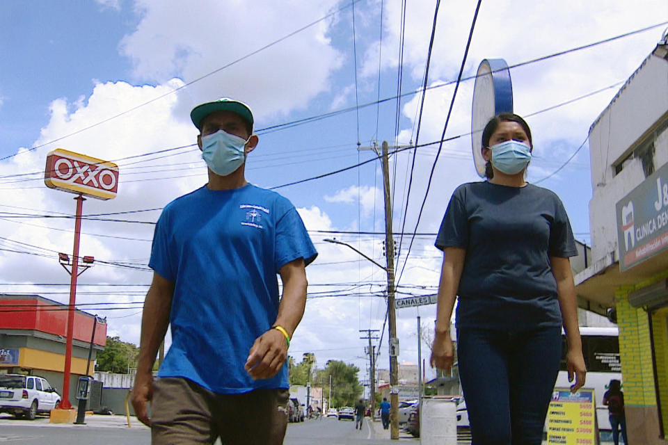 Berta runs errands with a fellow Honduran to avoid walking alone. (Noticias Telemundo Investiga)