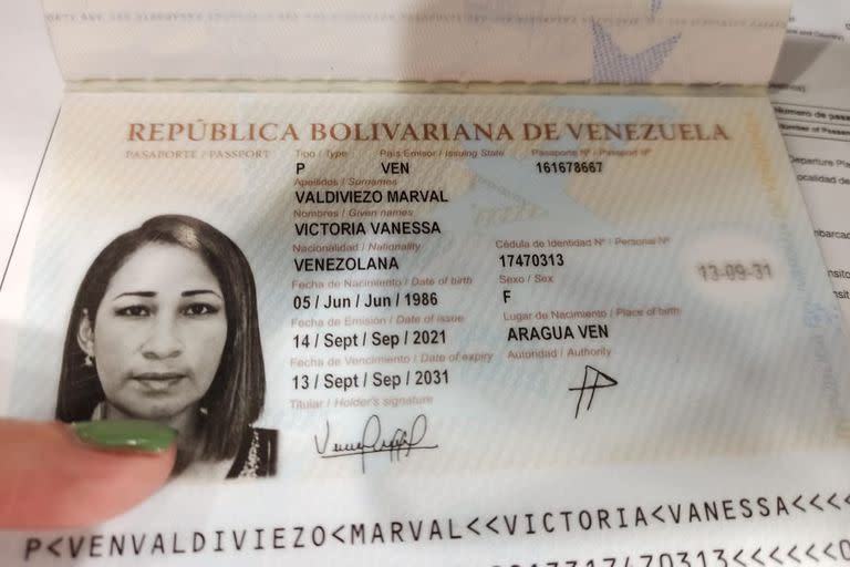 El pasaporte de Victoria Valdiviezo Marval, la única mujer tripulante del Boeing sospechado de tener vínculos con el terrorismo