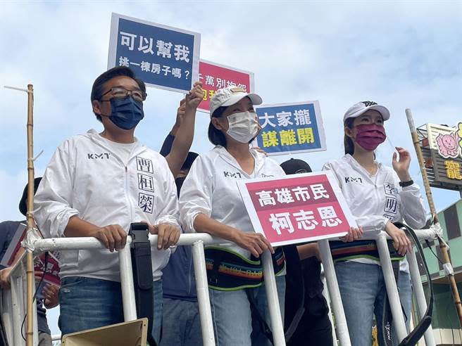 剛落選高雄市長的國民黨柯志恩27日從高市黨部出發車掃謝票。（洪浩軒攝）