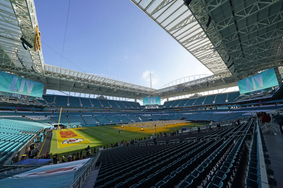 Algunas lámparas cubren una porción del césped del Hard Rock Stadium de Miami Gardens, Florida, el martes 28 de enero de 2020, en anticipación al Super Bowl 54. (AP Foto/David J. Phillip)