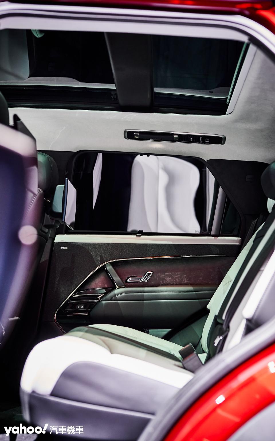 採五人座配置並注重空間舒適性與兼容性能SUV的重點延伸。
