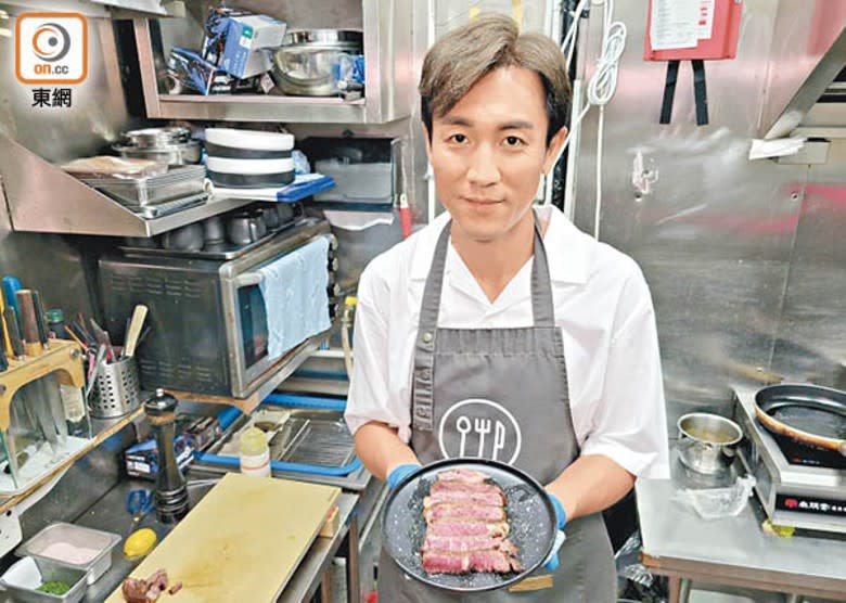 譚俊彥指煮牛扒最重要控制時間。