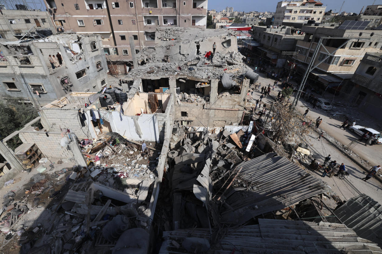 Des Palestiniens inspectant les dégâts causés sur des bâtiments après un bombardement israélien à Rafah, dans le sud de la bande de Gaza, le 29 avril 2024.