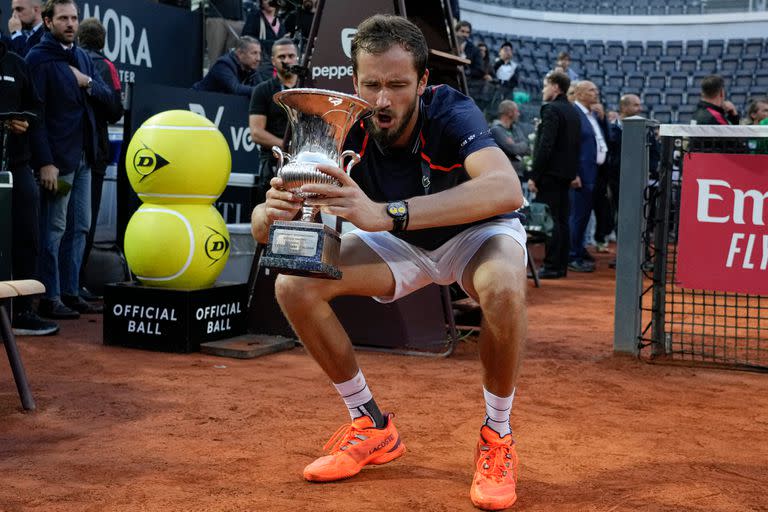 Trofeo en mano para el ruso Medvedev, que regresará este lunes al número 2 del ranking