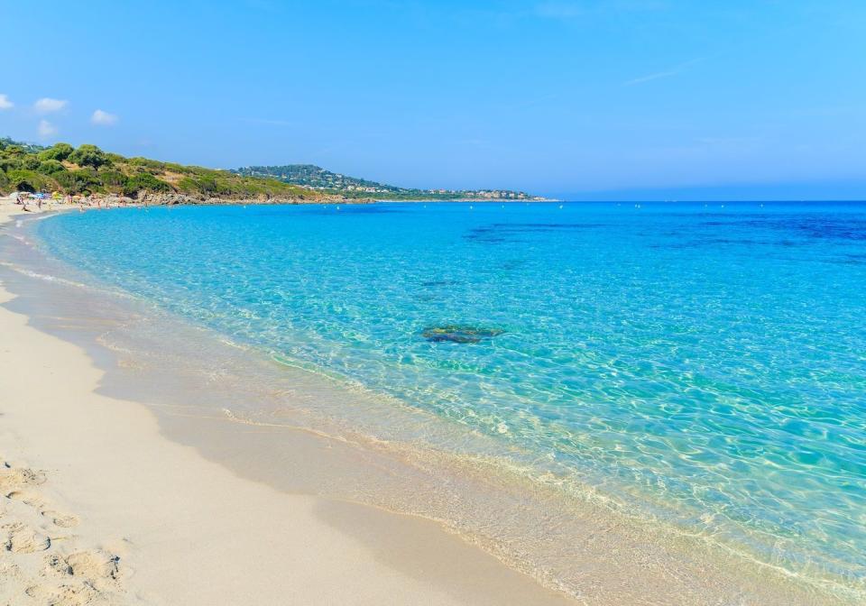 <p>La plage de Saleccia offre plus d’un kilomètre de sable fin entouré de dunes et d’une forêt de pins. Un endroit paisible en général peu fréquenté par les touristes car située au fond du désert des Agriates et peu évidente d’accès.</p><br><br><a href="https://www.elle.fr/Loisirs/Evasion/Plage-Corse#xtor=AL-541" rel="nofollow noopener" target="_blank" data-ylk="slk:Voir la suite des photos sur ELLE.fr;elm:context_link;itc:0;sec:content-canvas" class="link ">Voir la suite des photos sur ELLE.fr</a><br><h3> A lire aussi </h3><ul><li><a href="https://www.elle.fr/Loisirs/Sorties/Restaurants/Cote-d-Azur-les-plus-belles-terrasses-a-decouvrir-cet-ete#xtor=AL-541" rel="nofollow noopener" target="_blank" data-ylk="slk:Côte d’Azur : les plus belles terrasses à découvrir cet été;elm:context_link;itc:0;sec:content-canvas" class="link ">Côte d’Azur : les plus belles terrasses à découvrir cet été</a></li><li><a href="https://www.elle.fr/Loisirs/Evasion/Plage-Bretagne#xtor=AL-541" rel="nofollow noopener" target="_blank" data-ylk="slk:Les plus belles plages de Bretagne;elm:context_link;itc:0;sec:content-canvas" class="link ">Les plus belles plages de Bretagne</a></li><li><a href="https://www.elle.fr/Loisirs/Evasion/Plage-Marseille#xtor=AL-541" rel="nofollow noopener" target="_blank" data-ylk="slk:Les plus belles plages de Marseille pour un séjour de rêve;elm:context_link;itc:0;sec:content-canvas" class="link ">Les plus belles plages de Marseille pour un séjour de rêve</a></li><li><a href="https://www.elle.fr/Loisirs/Evasion/12-lieux-a-decouvrir-en-France-pour-se-croire-a-l-etranger#xtor=AL-541" rel="nofollow noopener" target="_blank" data-ylk="slk:12 lieux à découvrir en France pour se croire à l’étranger;elm:context_link;itc:0;sec:content-canvas" class="link ">12 lieux à découvrir en France pour se croire à l’étranger </a></li><li><a href="https://www.elle.fr/Astro/Horoscope/Quotidien#xtor=AL-541" rel="nofollow noopener" target="_blank" data-ylk="slk:Consultez votre horoscope sur ELLE;elm:context_link;itc:0;sec:content-canvas" class="link ">Consultez votre horoscope sur ELLE</a></li></ul>