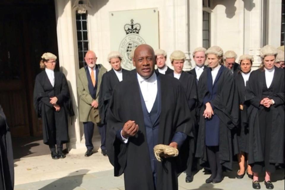 Barrister Shaun Wallace speaks outside the Supreme Court in front of striking criminal barristers (ES)