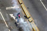 A demonstrator prepares to throw a tear gas canister during a rally against Venezuelan President Nicolas Maduro's government in Caracas, Venezuela June 22, 2017. REUTERS/Christian Veron