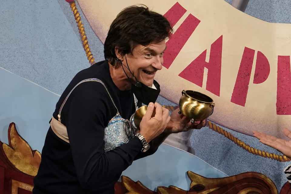 El actor Jason Bateman, Hombre del Año 2022 de Hasty Pudding Theatricals de la Universidad de Harvard, recibe su caldera de pudín durante una ceremonia humorística en Cambridge, Massachusetts, el jueves 3 de febrero de 2022. (AP Foto/Steven Senne)