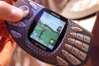 <b>Nokia N-Gage</b><br><br>Mit dem N-Gage wollte Nokia nicht weniger als die tragbare Spielekonsole schlechthin, den Game Boy von Nintendo, ablösen. Dazu stellten die Finnen im Jahr 2003 die Mischung aus Handy und Spielekonsole vor. Auf den Pausenhöfen aber dominierten weiterhin andere Geräte, im September 2010 wurde die Produktion des N-Gage eingestellt. (Bild: AFP)