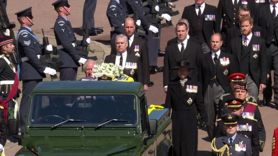 La procesión durante el traslado de los restos del príncipe Felipe hacia la capilla de San Jorge en Castillo de Windsor.