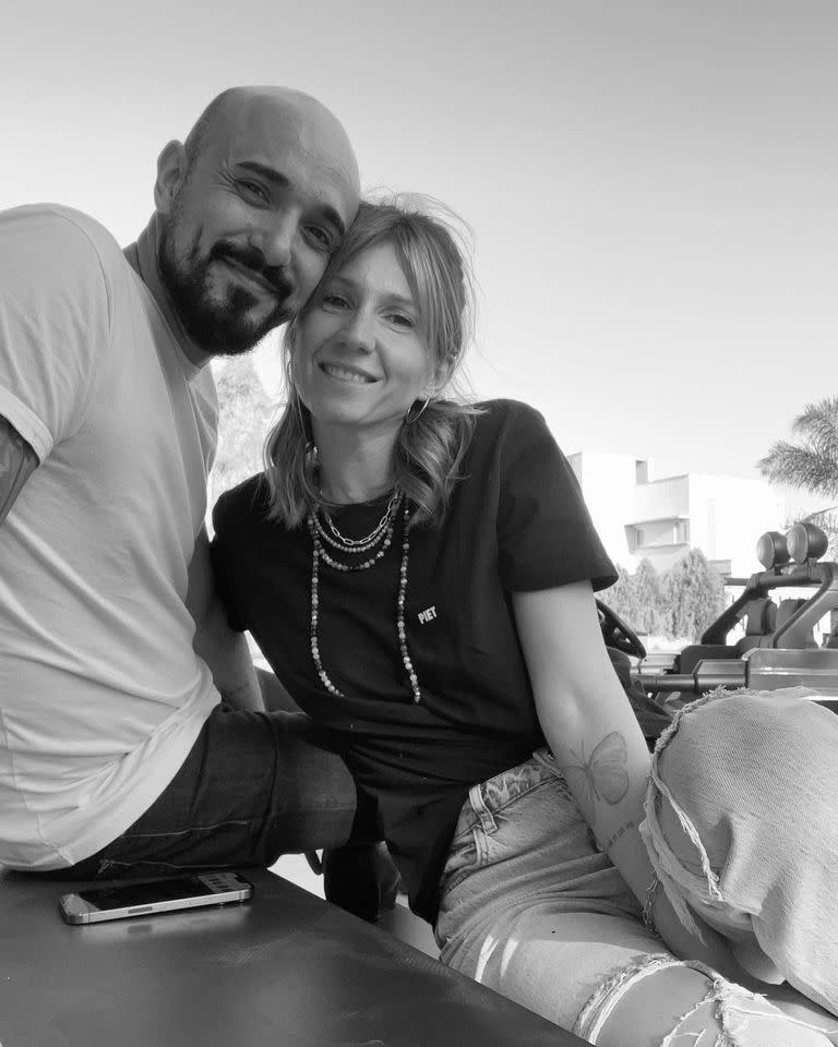 Felices y enamorados, Abel Pintos y Mora Calabrese (Foto: Instagram @abelpintos)