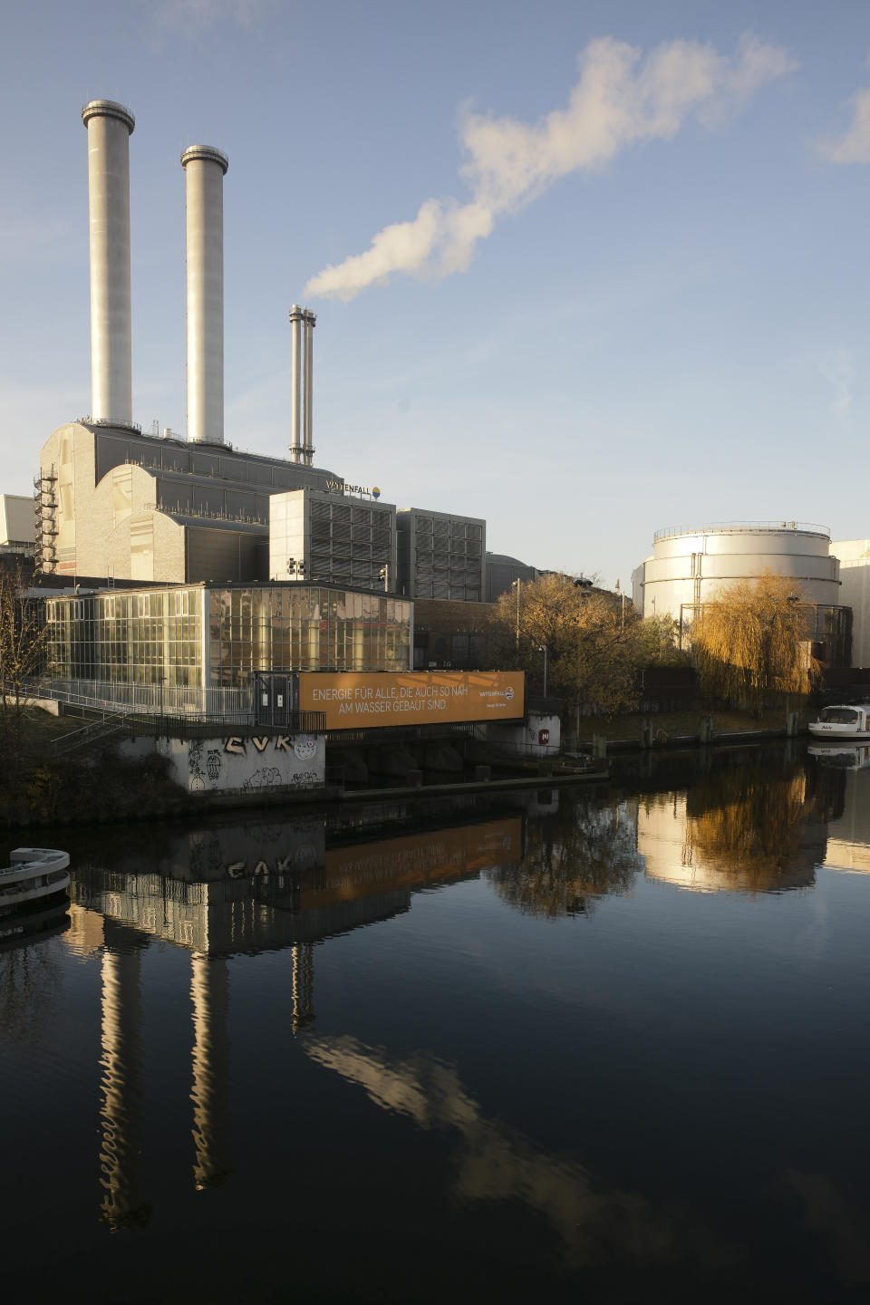 Smoke billows out of a chimney stack of the heating power plant at the district Mitte in Berlin, Germany, Thursday, Dec. 5, 2019. Under European Union rules, the plant’s operator, Vattenfall, needs a permit for each ton of carbon dioxide it emits. (Photo/Markus Schreiber)