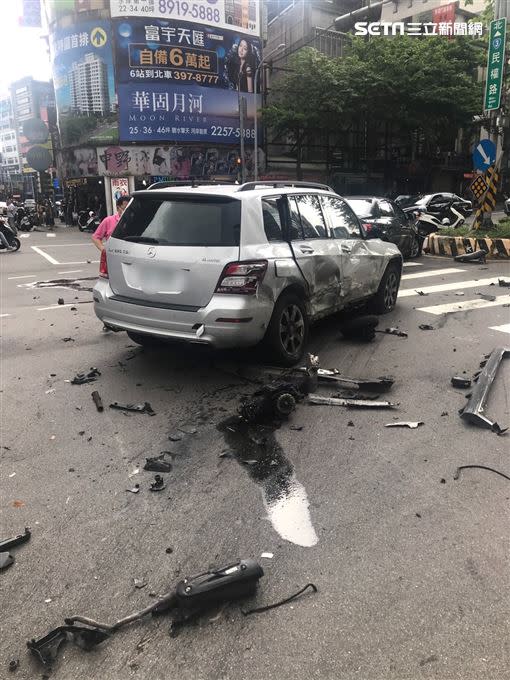 現場一輛賓士休旅車遭到波及。（圖／翻攝畫面）