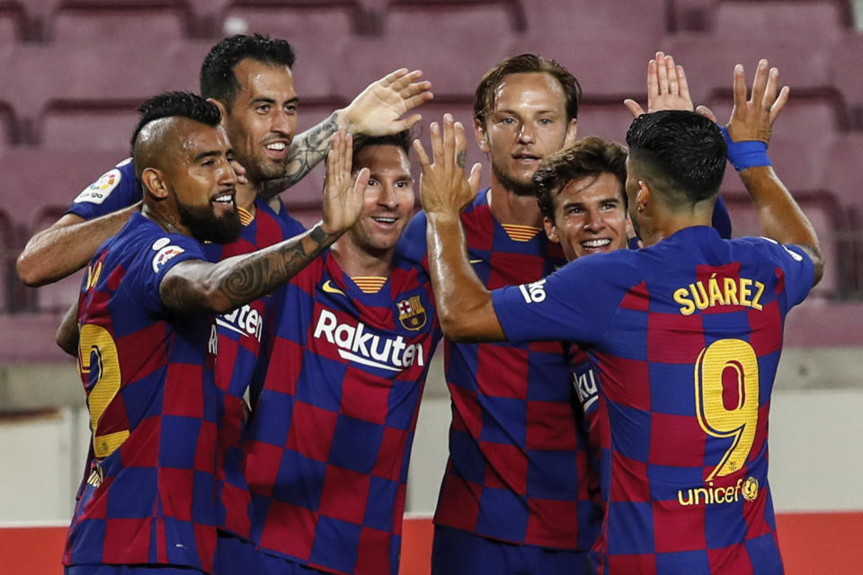 Los jugadores del Barcelona festejan tras marcar su primer gol ante el Atlético de Madrid en un partido de La Liga española, realizado el martes 30 de junio de 2020 (AP Foto/Joan Monfort)