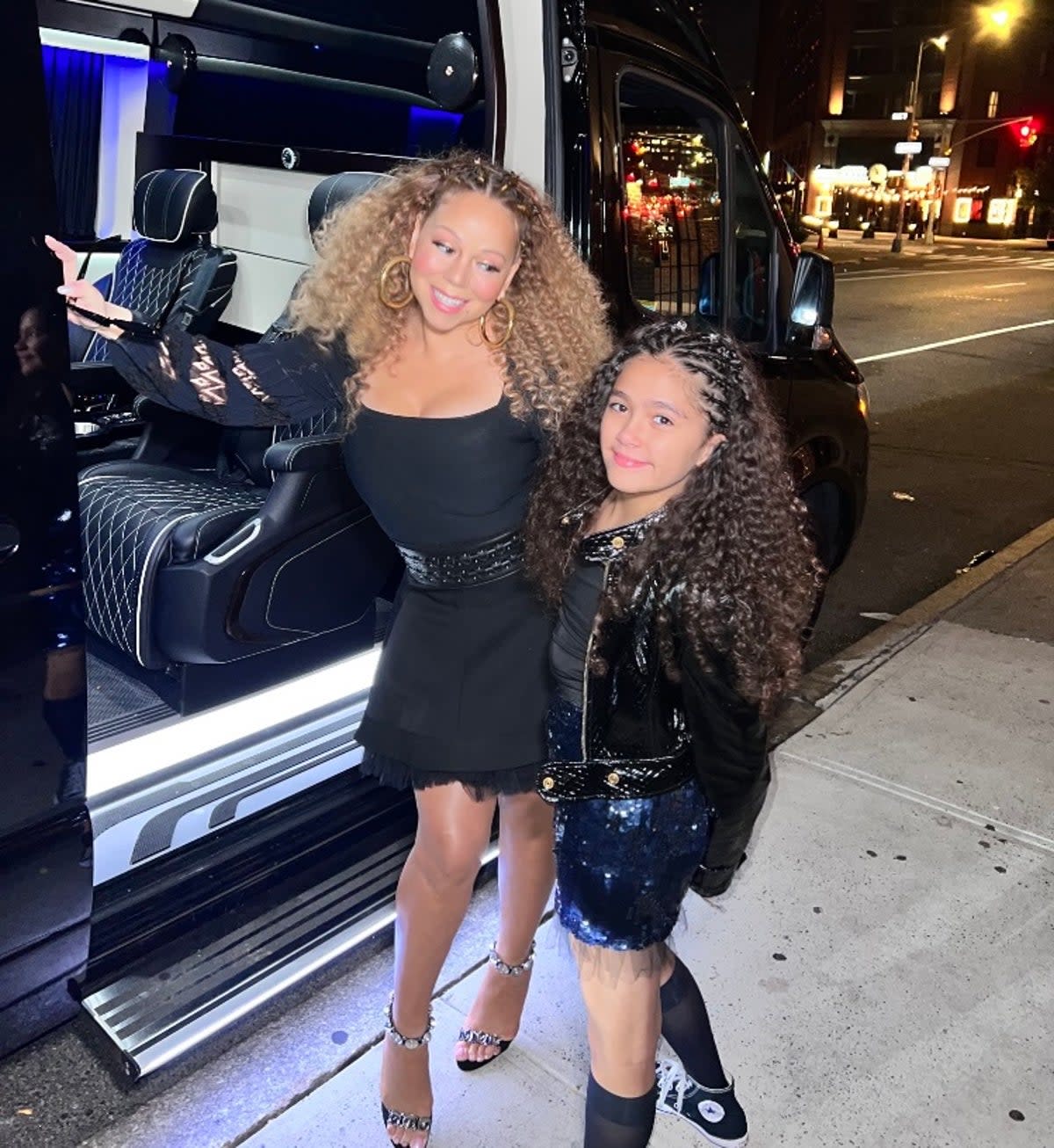 Mariah Carey and daughter Monroe show off their matching hairstyles on a mother-daughter night out  (Twitter)