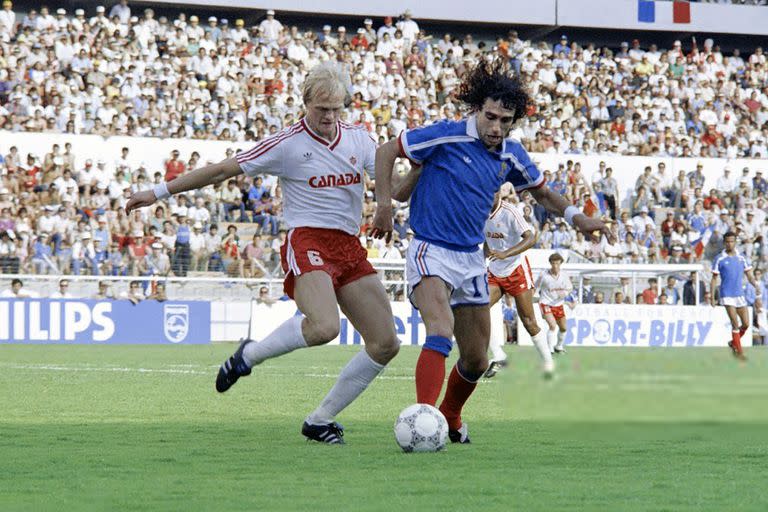 El único antecedente de Canadá en un Mundial fue México 86; en la escena, Ian Bridge marca al francés Dominique Rocheteau