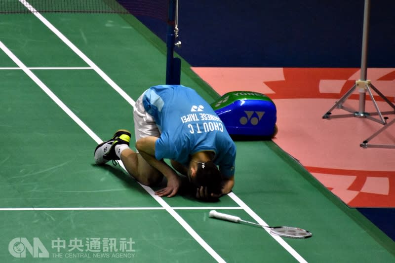 台灣羽球一哥周天成4日在泰國羽球公開賽男單決賽，以21比14、11比21、23比21擊敗香港選手伍家朗後激動跪在地上。（中央社）