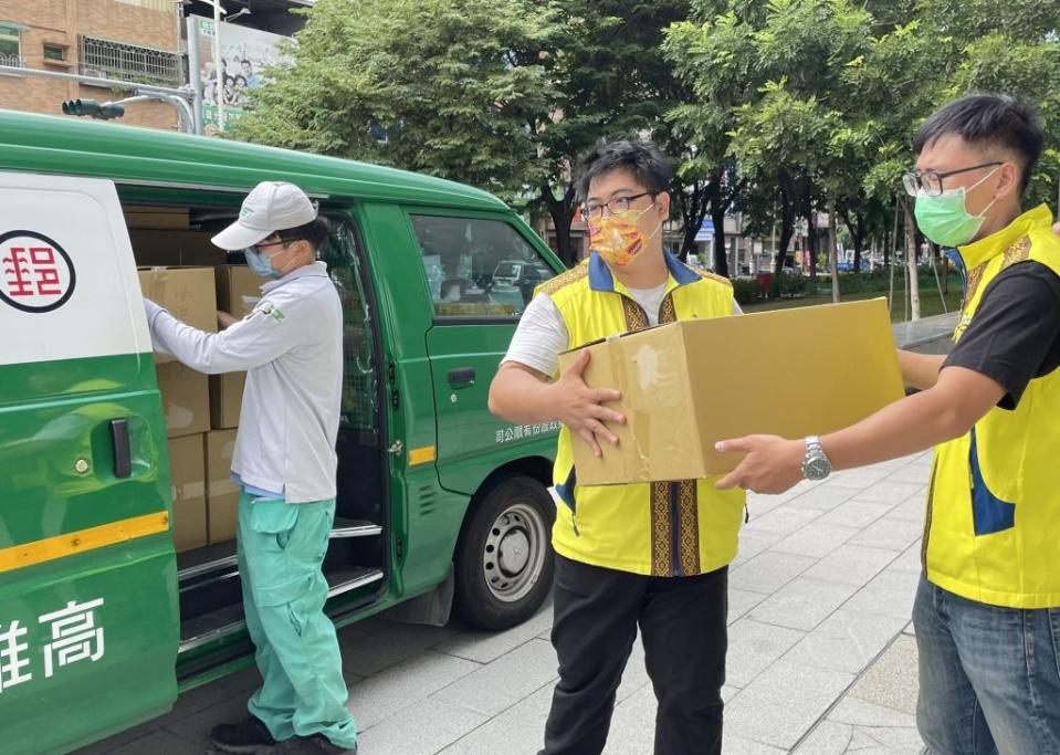 高雄市發送五十五歲至六十四歲原住民快篩試劑。（記者許正雄翻攝）