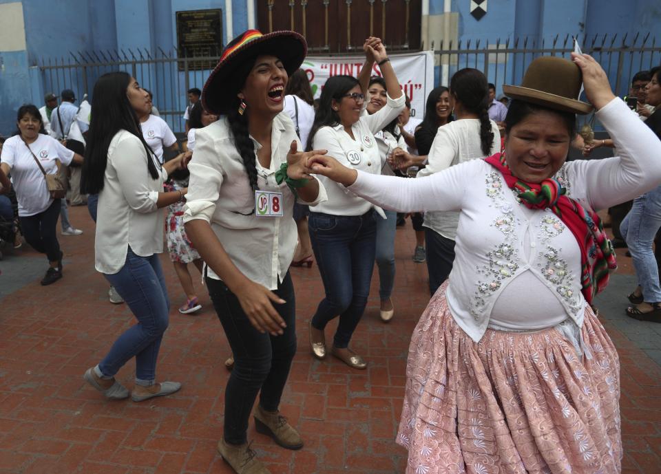 En esta foto del 20 de enero de 2020, Gahela Cari, que se postula para el Congreso, a la izquierda, baila durante su mitin de campaña en Lima, Perú. La mujer transgénero de origen indígena se presenta en las elecciones legislativas del domingo. (AP Foto / Martín Mejía)