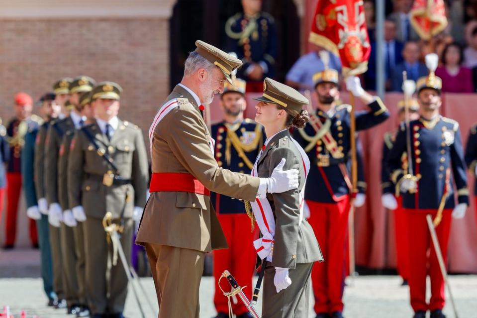 El rey Felipe y la princesa Leonor durante la entrega de los despachos de empleo en la academia general militar de Zaragoza, el 3 de julio de 2024