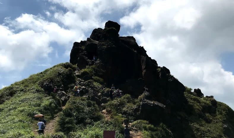 茶壺山頂端由巨大岩塊組成，部分路段需要攀繩。（翻攝Google Maps）