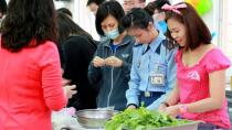 空軍通信航管資訊聯隊27日舉辦「通航媽咪來上菜」廚藝競賽，參與官兵陪同家人一同完成美味料理。（軍聞社記者吳柏毅攝）