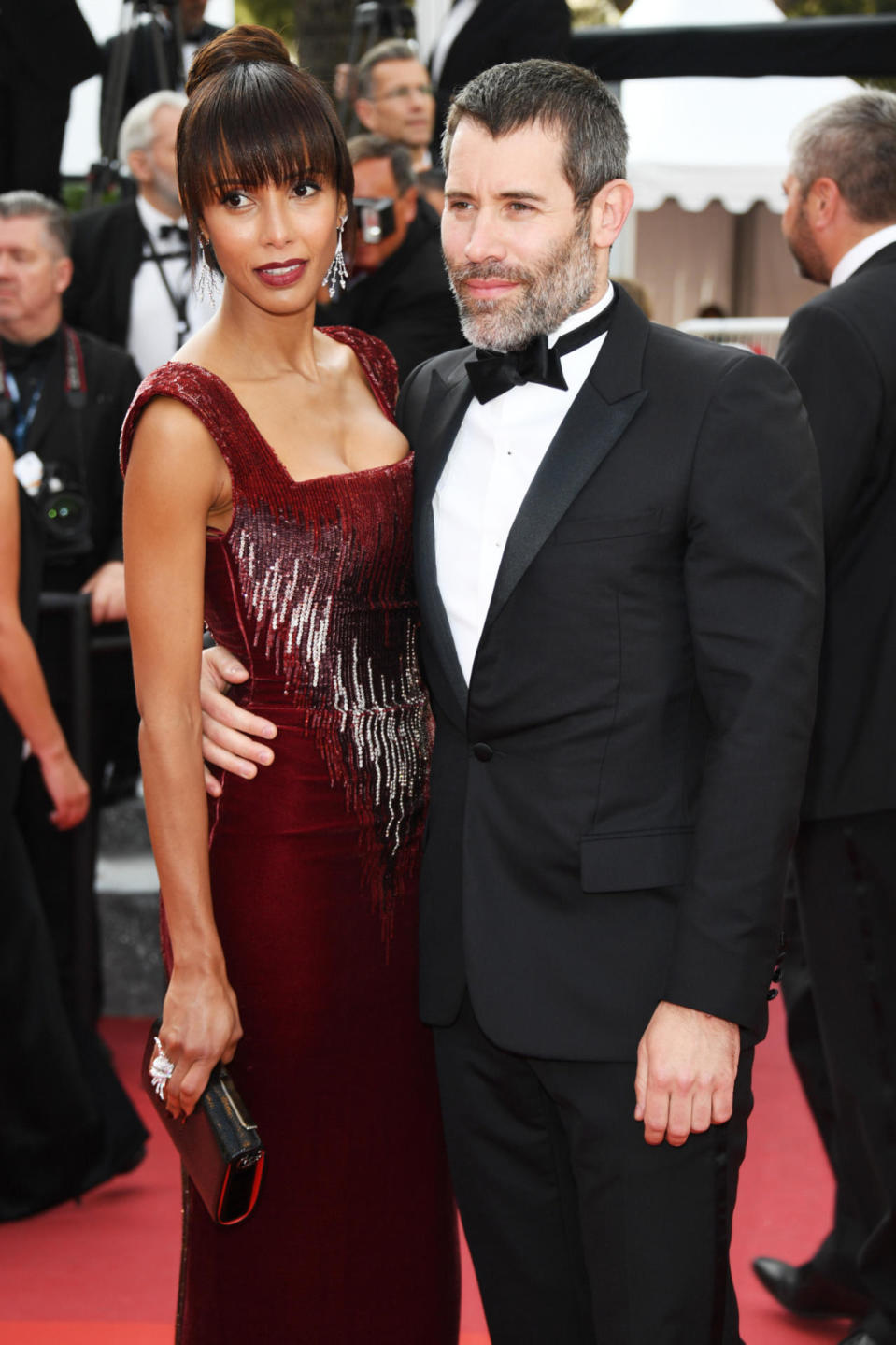 Sonia Rolland en Georges Chakra haute couture, accompagnée de Jalil Lespert, sur le tapis rouge du Festival de Cannes avant la projection du film “Loving” de Jeff Nichols.