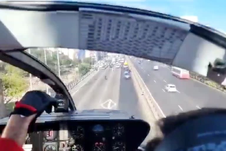 El momento del descenso de un helicóptero del SAME sobre Autopista 25 de Mayo tras un choque entre dos vehículos