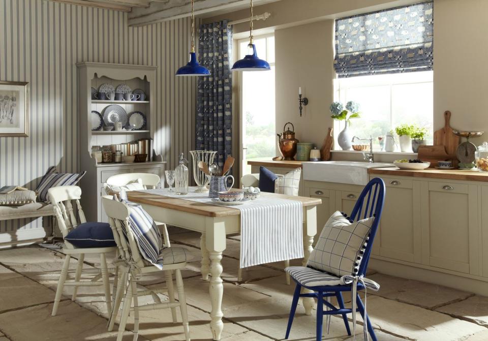 Country kitchens ideas: A splash of blue