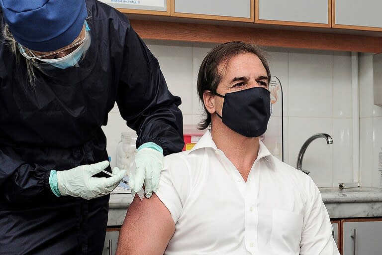 El presidente Luis Lacalle Pou recibió la vacuna CoronaVac, desarrollada por el laboratorio chino Sinovac