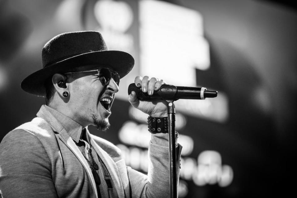 <p><span>Ein Schock für Fans und Kollegen: “Linkin Park”-Frontmann Chester Bennington nahm sich am 20. Juli 2017 das Leben. Er erhängte sich in seinem Haus in Los Angeles und wurde nur 41 Jahre alt. (Foto: Getty)</span> </p>