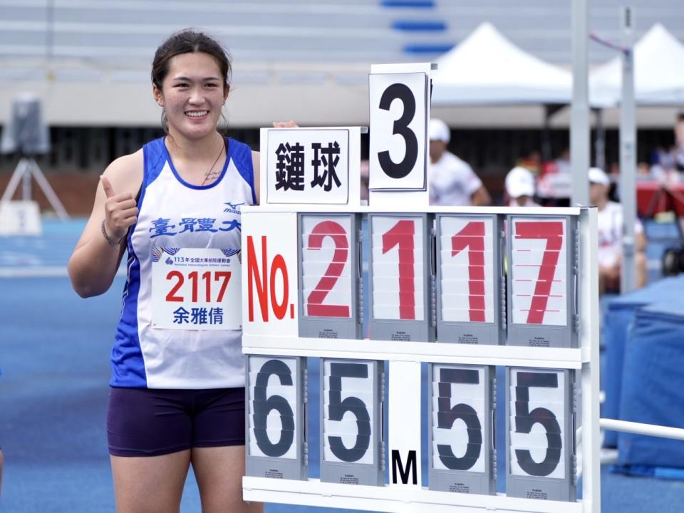 余雅倩與自己更新的大會紀錄合影。（冼祖名／攝）