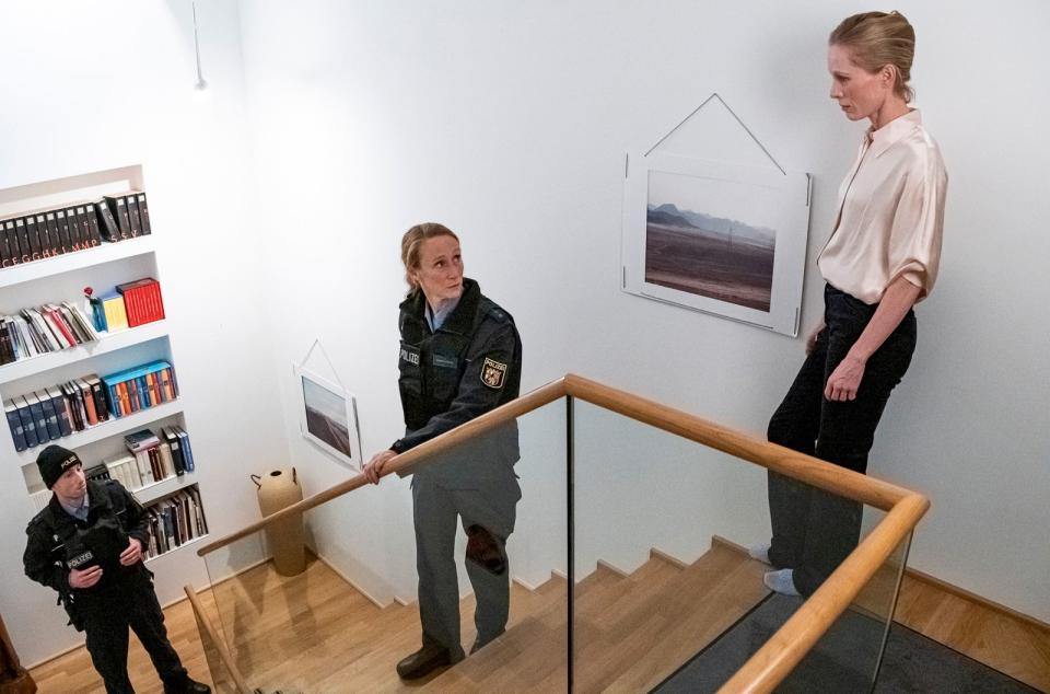 Julia Ritter (Susanne Wuest, rechts) fühlt sich in ihrer Wohnung nicht mehr sicher. Es könnte jemand eingebrochen haben. Die Spuren sind jedoch uneindeutig, Polizeibeamtin Brigitte Köhler (Melanie Straub) kann der verängstigten Frau nicht weiterhelfen.
 (Bild:  SWR/Peter Porst)