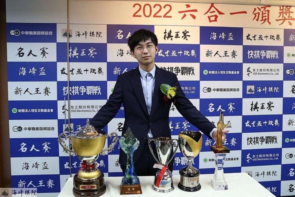 台灣圍棋年度9場大賽，年僅21歲的許皓鋐9段就包攬8冠，成為史無前例的8冠王，年度獎金收入也高達新台幣850萬元，雙寫歷史新高。（海峰棋院提供／中央社）
