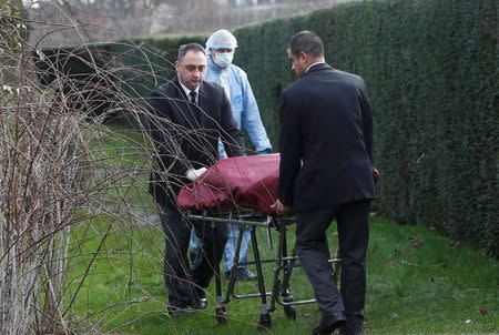 Undertakers remove a body from near the grounds of Kensington Palace in London, Britain February 9 2016. REUTERS/Neil Hall