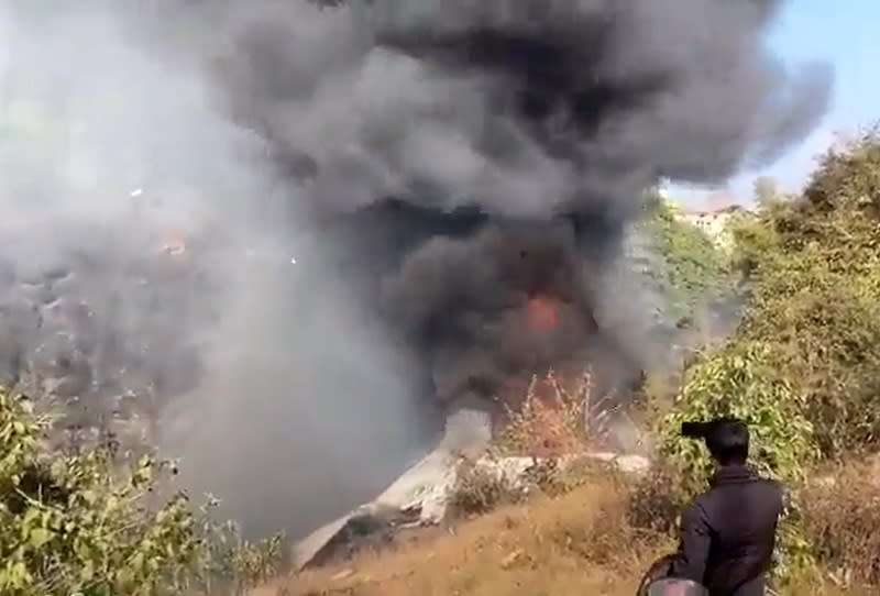 尼泊爾雪人航空15日在尼泊爾西部城鎮博卡拉墜毀。(圖擷自推特)