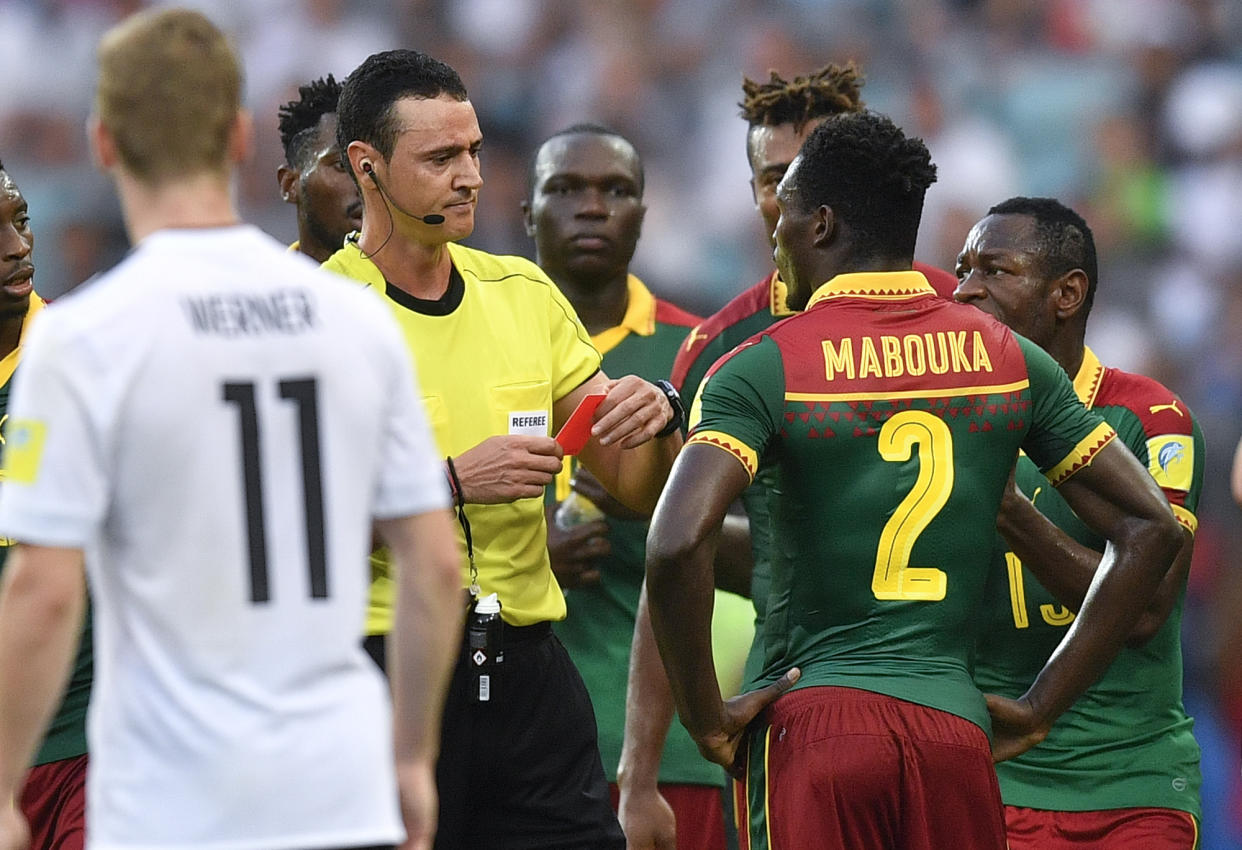 Ernest Mabouka sah nach viel Verwirrung die rote Karte. (AP Photo/Martin Meissner)