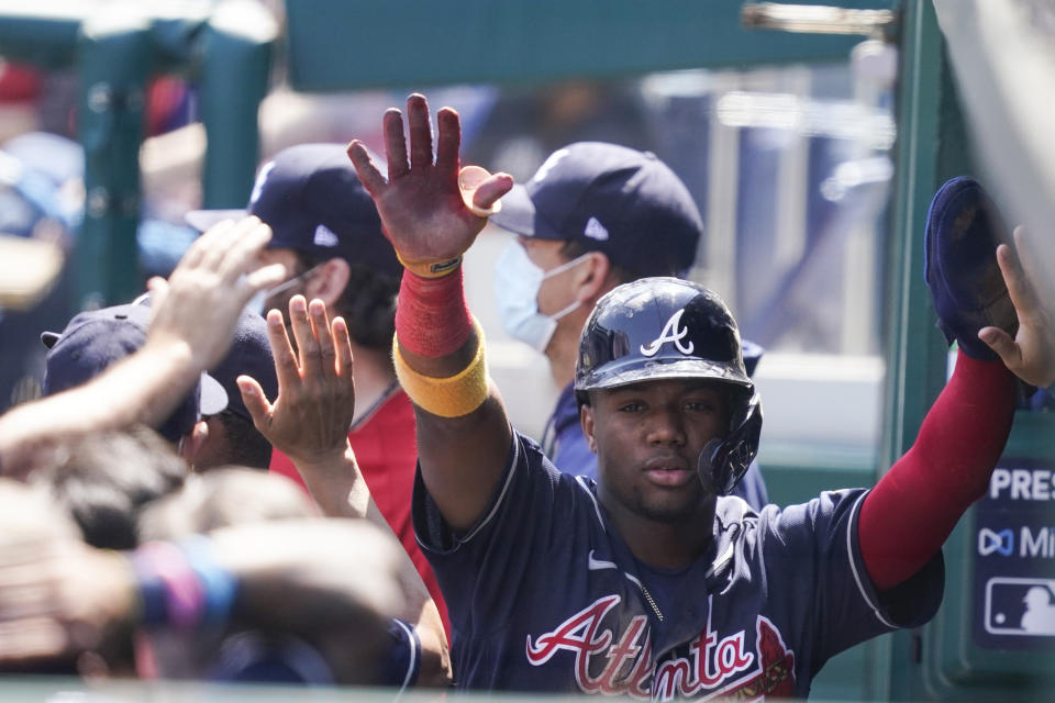 Ronald Acuña Jr. de los Bravos de Atlanta tras anotar una carrera en el segundo inning ante los Nacionales de Washington, el miércoles 7 de abril de 2021. (AP Foto/Alex Brandon)