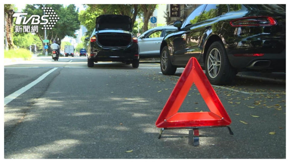 記得在事故地點後方適當距離擺放三角架，以避免後車追撞，造成二次事故。(圖片來源/TVBS)