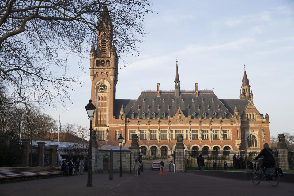 ARCHIVO - En esta imagen de archivo se ve una vista exterior del Palacio de la Paz, que aloja la Corte Internacional de Justicia, o Corte Mundial, en La Haya, Holanda, el 18 de febrero de 2019. La máxima corte de Naciones Unidas comenzaba el martes 6 de junio de 2023 las sesiones de un proceso contra Rusia iniciado por Ucrania en relación a la anexión de Crimea por parte de Moscú en 2014 y el rearme a los rebeldes en el este de Ucrania antes de la invasión de febrero de 2022. (AP Foto/Peter Dejong, Archivo)