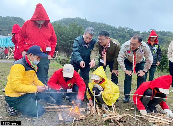 參加「2023童軍黑豹先鋒營」訓練活動的童軍，於八斗子環保公園童軍治平營地進行生火訓練。<br /><br />（記者王世明翻攝）