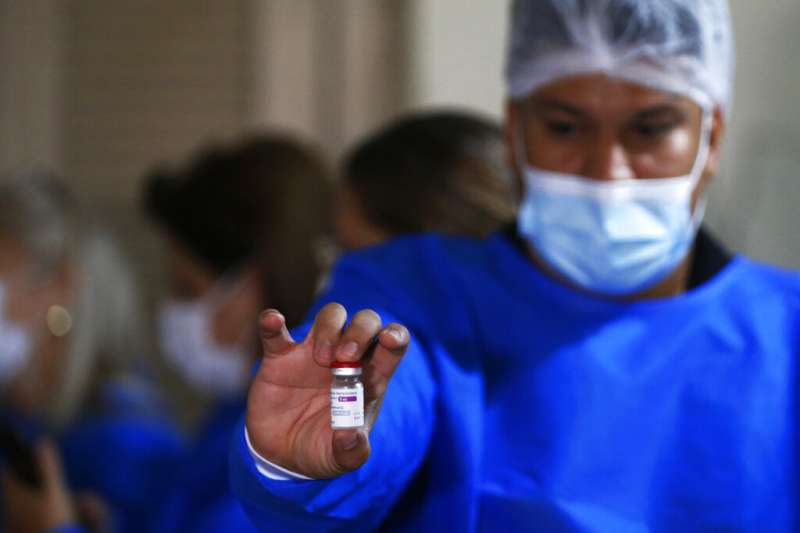 巴拉圭的醫護人員正在向媒體展示AZ疫苗。（美聯社）
