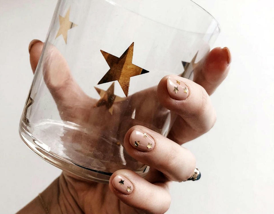 <p>¿Una manicura en tonos <em>nude</em> con estrellitas doradas pegadas? ¡Qué buena idea! (Foto: Instagram / <a rel="nofollow noopener" href="https://www.instagram.com/parasolaola/" target="_blank" data-ylk="slk:@parasolaola;elm:context_link;itc:0;sec:content-canvas" class="link ">@parasolaola</a>). </p>