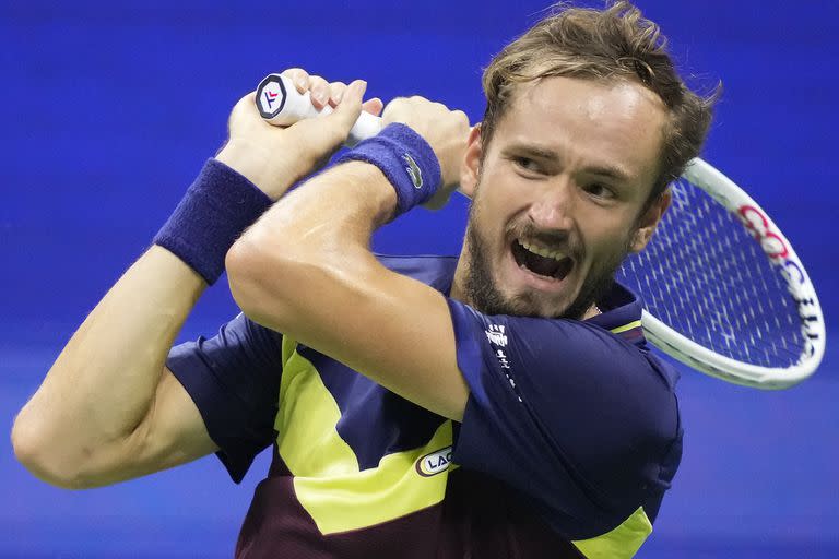 Medvedev pega con furia de revés; el ruso volvió a quejarse de inoportunos ruidos del público en el estadio Arthur Ashe.