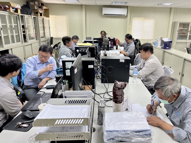 高雄捷運小港林園線聯合辦公室辦公情形 高雄捷運小港林園線聯合辦公室近日啟用，機電、土 建及細部設計等工程團隊陸續進駐，後續將依照工程 推動調整、增加，並預留當地里長及里民溝通討論的 空間。 （高雄市捷運工程局提供） 中央社記者林巧璉傳真  113年3月21日 