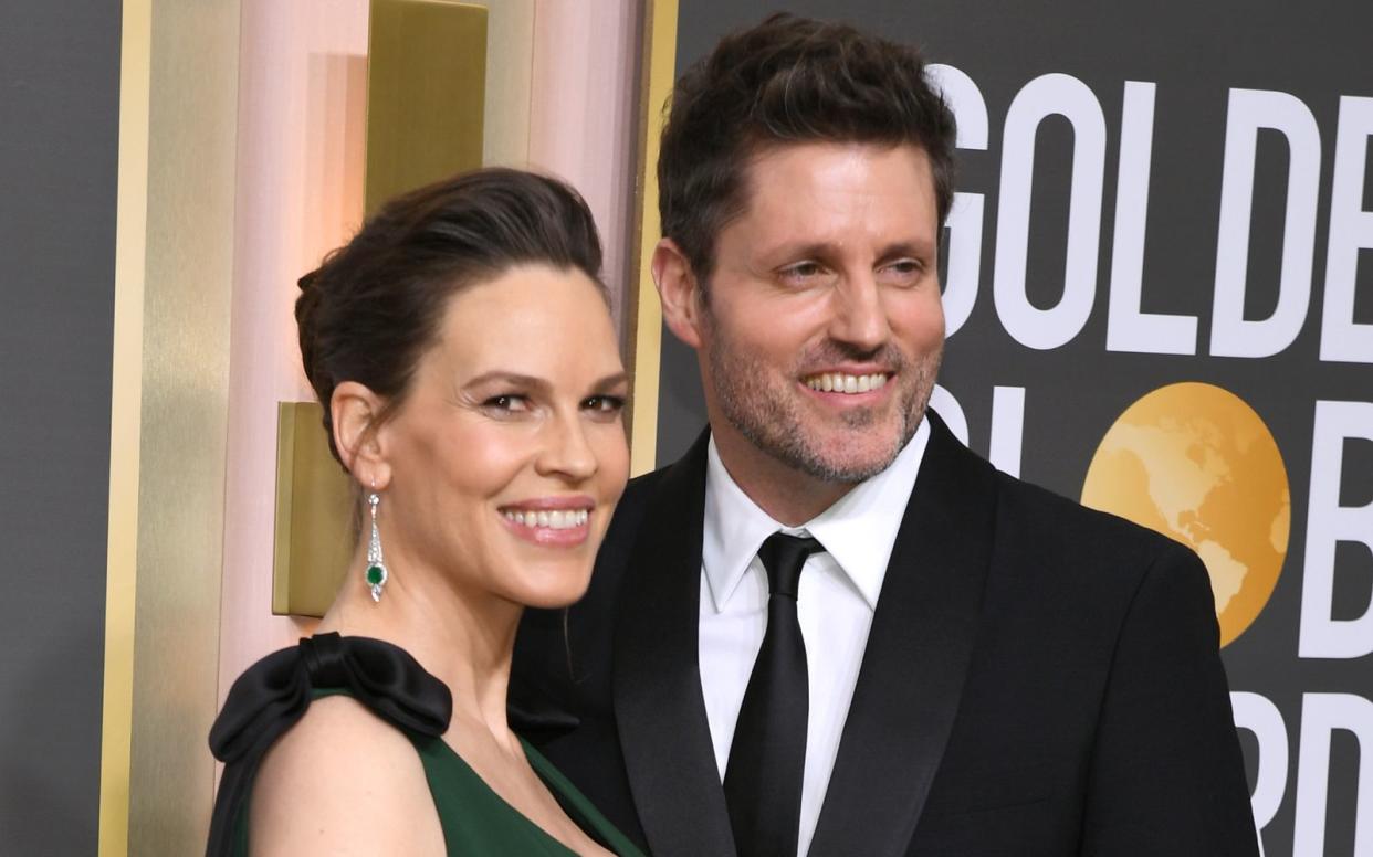 An Ostern 2023 wurden Hilary Swank und ihr Ehemann Philip Schneider Eltern von Zwillingen. Nun hat die Oscar-Preisträgerin die Namen von Sohn und Tochter verraten.  (Bild: 2023 Getty Images/Jon Kopaloff)